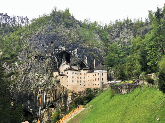 SLOVENYA GEZİSİ: ÜRPERTİCİ GÜZELLİK POSTOJNA MAĞARASI VE PREDJAMA KALESİ